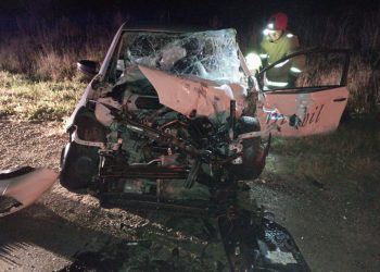 Detalii de la accidentul matinal din Căușeni, soldat cu descarcerare. Șoferița ar fi ieșit la depășire și s-a tamponat cu un tractor | VIDEO