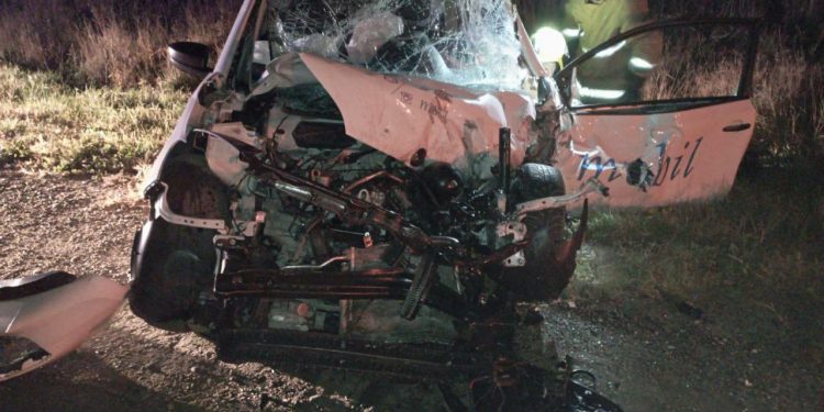 Detalii de la accidentul matinal din Căușeni, soldat cu descarcerare. Șoferița ar fi ieșit la depășire și s-a tamponat cu un tractor | VIDEO