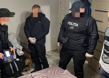 „Trei mașini, un pistol și mii de euro”. Ce au depistat polițiștii la domiciliile celor 6 suspecți, reținuți pentru organizarea migrației ilegale | VIDEO