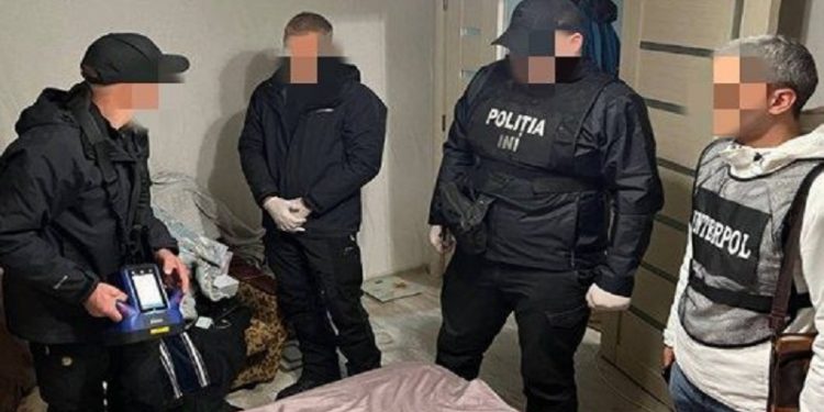 „Trei mașini, un pistol și mii de euro”. Ce au depistat polițiștii la domiciliile celor 6 suspecți, reținuți pentru organizarea migrației ilegale | VIDEO