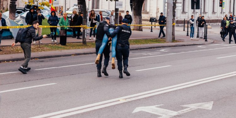 „E o cale spre dictatură, spre limitarea drepturilor fundamentale”. Experți în drept și analiști politici, despre decizia CSE privind restricționarea întrunirilor ce blochează circulația și acțiunile poliției la protestul de azi | VIDEO