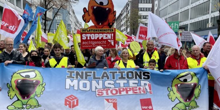 Zeci de mii de oameni au protestat în șase orașe mari din Germania. Tensiuni în creștere sunt înregistrate și în Franța | VIDEO