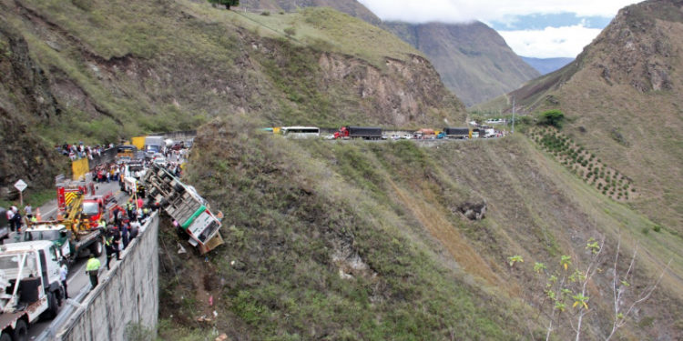 20 de morți și 15 răniți într-un accident de autocar, în Columbia. Salvatorii au avut nevoie de 9 ore pentru a descarcera victimele | FOTO