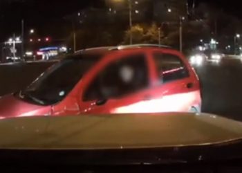 A furat o mașină, a provocat cu ea două accidente, apoi a dat bir cu fugiții. Ce riscă suspectul de 21 de ani | VIDEO