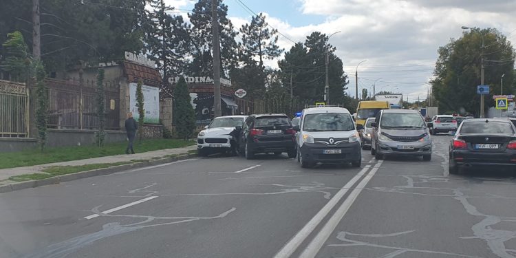 Accident în lanţ cu patru maşini la intrarea în Grădina Botanică. O femeie a ajuns la spital
