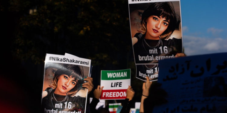 Nika Shakarami a fost bătută până la moarte de forțele iraniene, acuză mama fetei de 16 ani