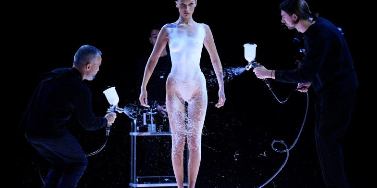 Demonstrație la Săptămâna Modei de la Paris: O rochie pictată pe corpul unui manechin se transformă în ţesătură | VIDEO