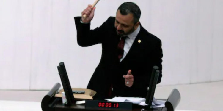 Un deputat turc şi-a spart telefonul cu ciocanul, la tribuna Parlamentului