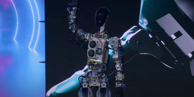 Elon Musk a prezentat două prototipuri ale robotului umanoid Optimus