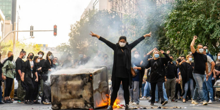 Iranienii continuă protestele masive, în ciuda represiunii tot mai brutale și numărului mare de civili uciși