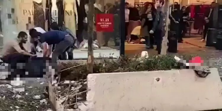 Момент взрыва в центре Стамбула попал на камеры наблюдения