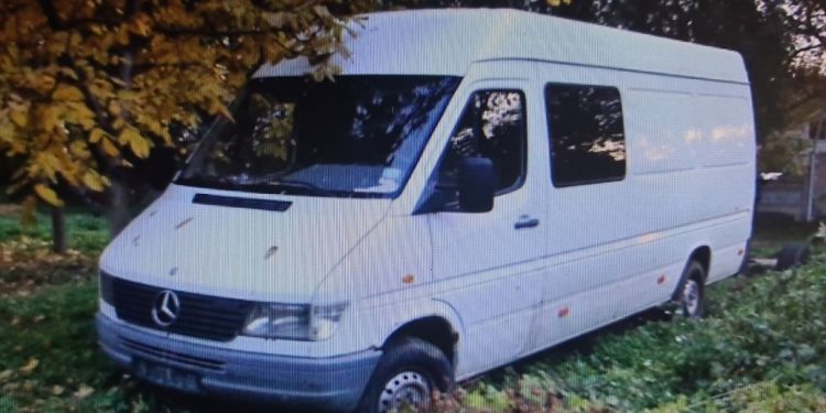 Doi bărbați, reținuți după ce au furat un microbuiz dintr-o parcare, în capitală