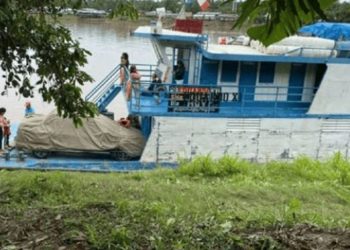 Перуанские индейцы захватили судно с туристами и потребовали внимания к разливам нефти