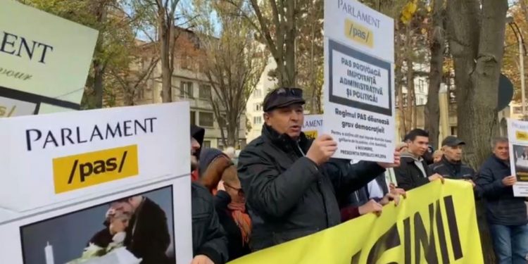 «Коридор позора» с гвоздиками у здания парламента: Партия «ШОР» организовала флешмоб и потребовала отставки руководства страны | VIDEO