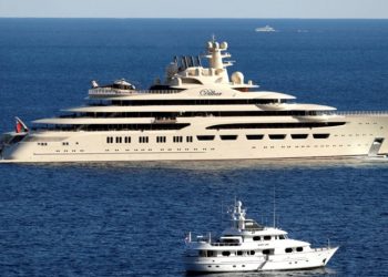 У российского миллиардера Алишера Усманова с яхты в Германии изъяли 30 картин