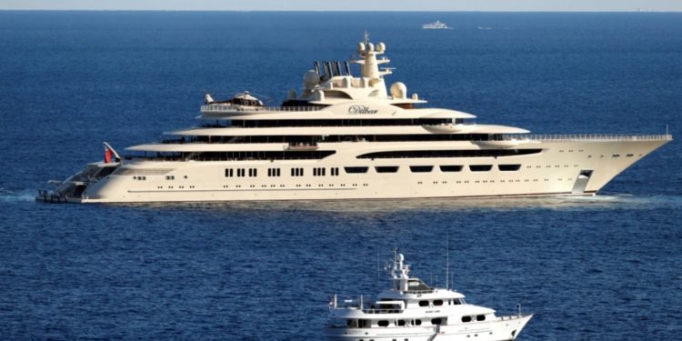 У российского миллиардера Алишера Усманова с яхты в Германии изъяли 30 картин