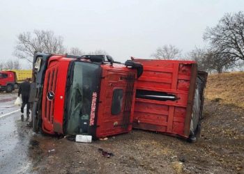 В Тараклийском районе из-за погодных условий перевернулась фура