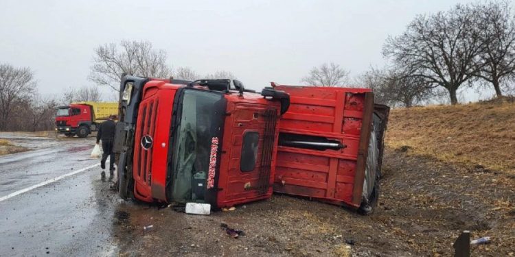 В Тараклийском районе из-за погодных условий перевернулась фура