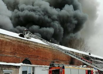 При пожаре на складе на Комсомольской площади в центре Москвы погибли семь человек