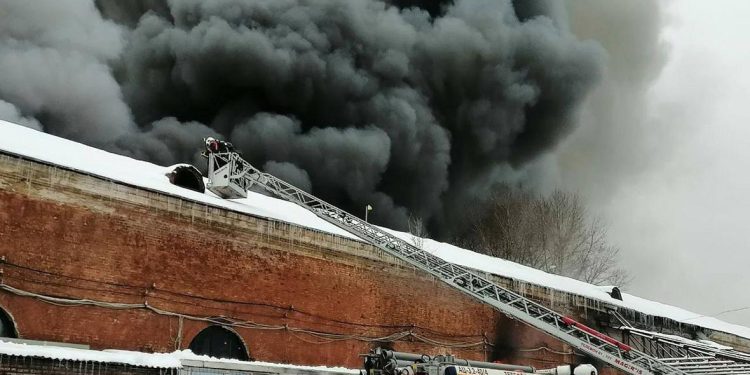 При пожаре на складе на Комсомольской площади в центре Москвы погибли семь человек
