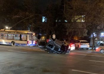 Авария в столице: Автомобиль перевернулся на крышу