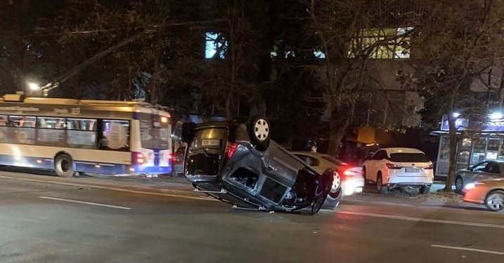 Авария в столице: Автомобиль перевернулся на крышу