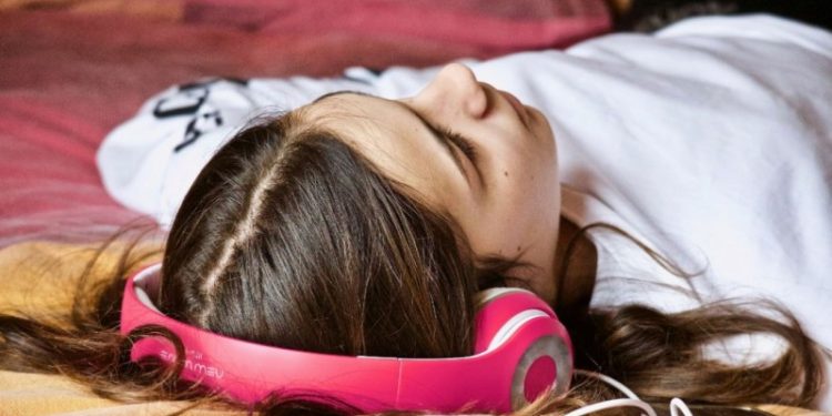 Un miliard de tineri riscă să surzească din cauza căștilor