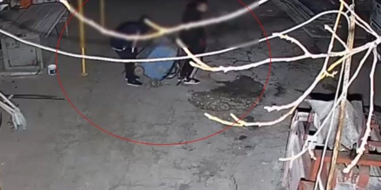 Furt la o întreprindere din Chișinău. Doi tineri ar fi sustras un aparat de sudat