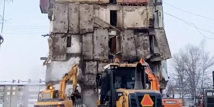 При взрыве газа в жилом доме на Сахалине погибло 9 человек | VIDEO