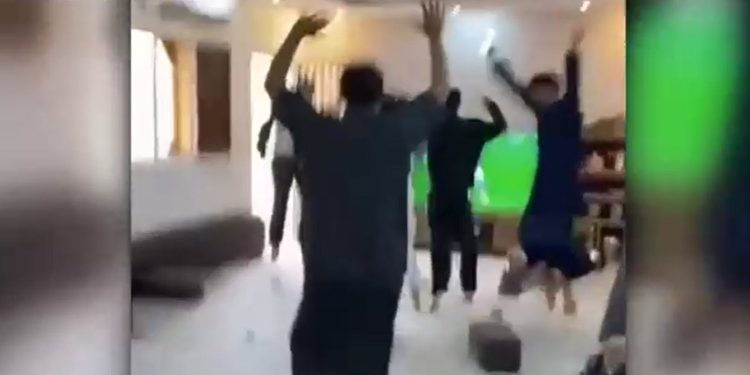 Mai mulți fani saudiți euforici au rupt ușa de bucurie după victoria contra Argentinei | VIDEO