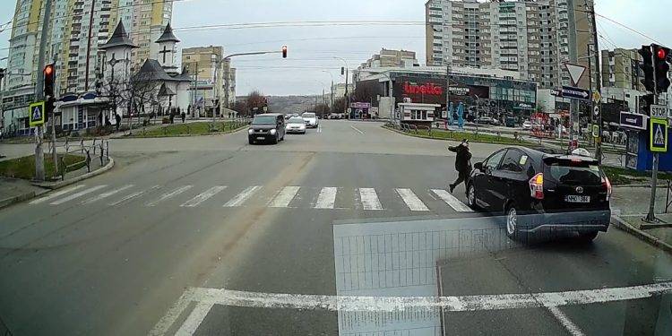 Situația de groază la Ciocana. Pieton, la un pas de a fi tamponat în timp ce traversa strada în fugă | VIDEO