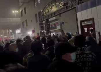 Ковидные протесты в Китае: жители Урумчи провели демонстрацию после пожара в многоэтажке | VIDEO
