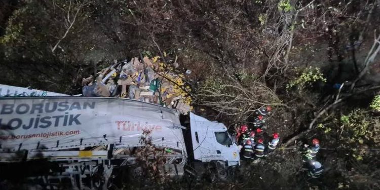 Un TIR a căzut peste 50 de metri într-o prăpastie în zona Porțile de Fier I. Șoferul a murit