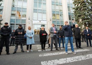 „Nu ucideți democrația!”. Un nou flashmob, organizat de membri și simpatizați ai Partidului „ȘOR” în fața Guvernului împotriva scoaterii formațiunii politice în afara legii | VIDEO