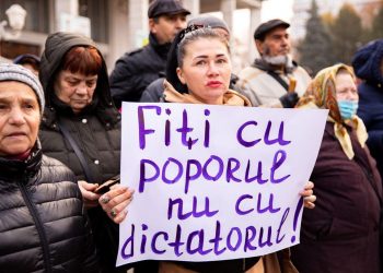 „UE, Maia Sandu te minte!”. Membri și simpatizanți ai partidului „ȘOR” au întâmpinat-o cu proteste pe Ursula von der Leyen pe Aeroport, apoi au manifestat și în fața Președinției | VIDEO