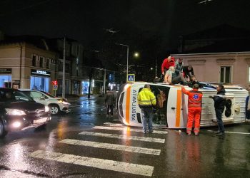 O ambulanță s-a răsturnat în urma impactului violent cu o mașină, în centrul capitalei. În autospecială se aflau o mamă și copilul ei | VIDEO