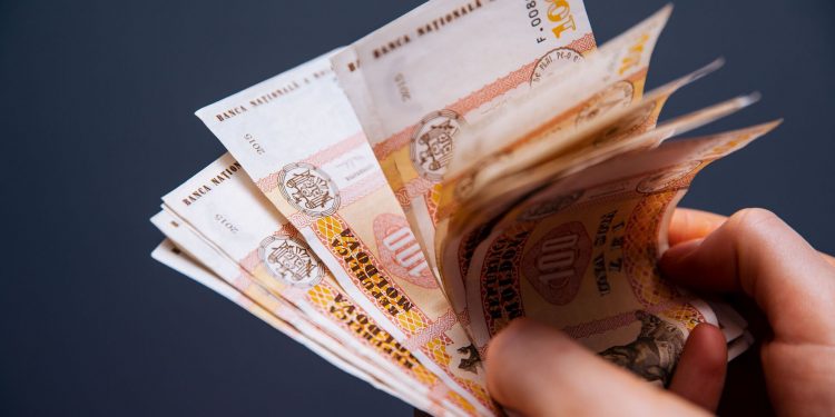 SONDAJ: Moldovenii renunță să se împrumute de la bănci și iau pe datorie de la rude și prieteni