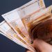 SONDAJ: Moldovenii renunță să se împrumute de la bănci și iau pe datorie de la rude și prieteni