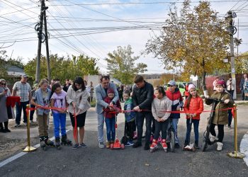 „E bucurie pentru tot satul să avem așa drum”. Grație eforturilor echipei lui Ilan Șor, un drum din satul Pelivan, raionul Orhei a fost reparat și dat în exploatare | VIDEO