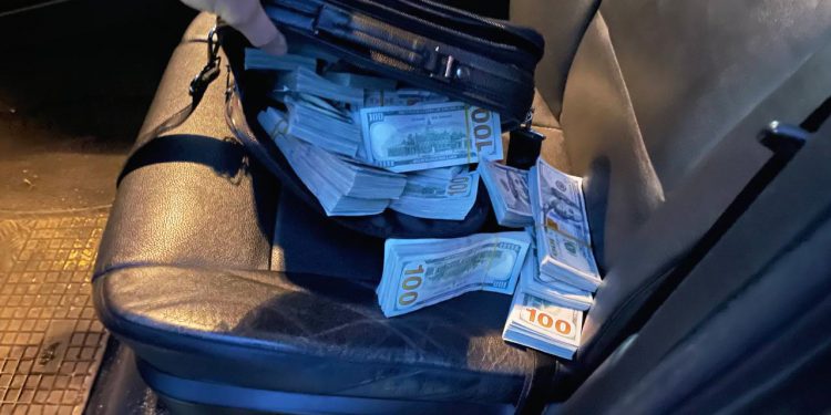 Doi ucraineni și un director de companie moldovean – reținuți pentru contrabandă cu valută din Europa, de circa $400.000