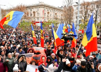 „Nu este corectă justiția! Ce spune guvernarea, așa ei fac”. Proteste cu îmbrânceli în fața Procuraturii Generale, unde oamenii au cerut demisia procurorului șef interimar | VIDEO