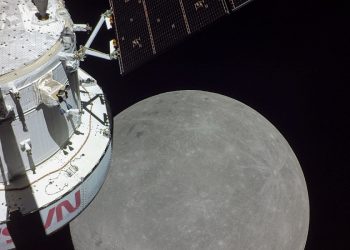 Американский Orion выполнил маневр для выхода на дальнюю орбиту вокруг Луны
