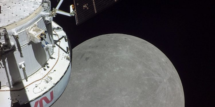 Американский Orion выполнил маневр для выхода на дальнюю орбиту вокруг Луны