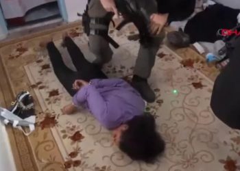 Опубликованы кадры задержания оставившей бомбу на улице Стамбула женщины