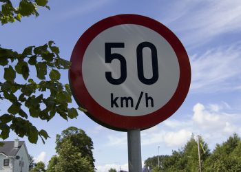Conducea cu 143 km/h prin sat: Un șofer de 22 de ani, documentat