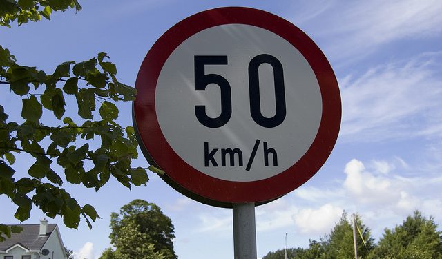 Conducea cu 143 km/h prin sat: Un șofer de 22 de ani, documentat