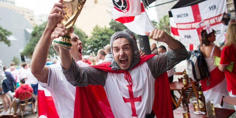 FIFA le interzice suporterilor englezi să poarte costume de cruciaţi la Cupa Mondială din Qatar: Este ofensator pentru musulmani