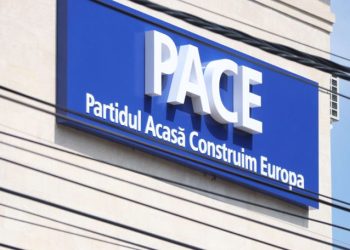 „Un colac cu lumânare pentru pomenirea guvernării PAS”. Membrii PACE au împărțit „pomeni” oamenilor, ca simbol al crizei energetice din țară | VIDEO