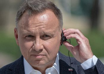 Пранкеры Вован и Лексус, выдая себя за Макрона, поговорили с президентом Польши Анджеем Дудой | VIDEO