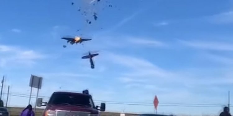 Două avioane s-au ciocnit în aer în timpul unui spectacol aerian din Texas